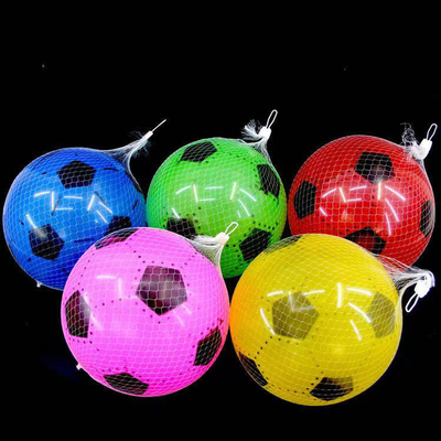 Calcio gonfiabile in plastica da 22,5 cm personalizzato per la stampa in rilievo nei giochi all'aria aperta