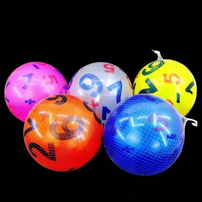 Calcio gonfiabile in plastica da 22,5 cm personalizzato per la stampa in rilievo nei giochi all'aria aperta
