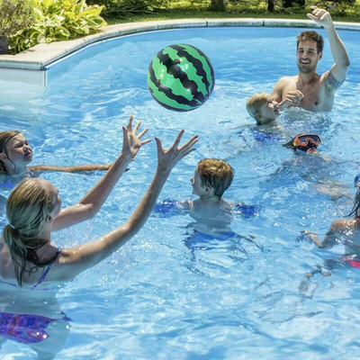 Calcio gonfiabile in plastica da 22,5 cm personalizzato per la stampa in rilievo nei giochi all'aria aperta