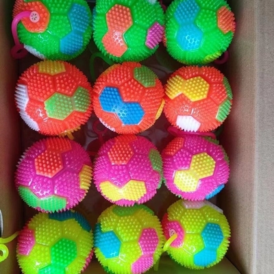 Descrizione Spiky Light Up LED Ball Multicolor Flashing Squeaky Ball