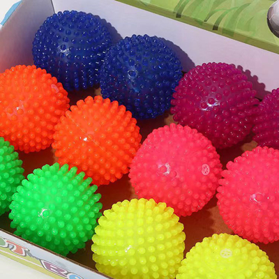 Descrizione Spiky Light Up LED Ball Multicolor Flashing Squeaky Ball