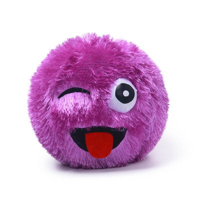 Gioco estivo di sabbia colorato con bambini giocattoli a palla gonfiabili